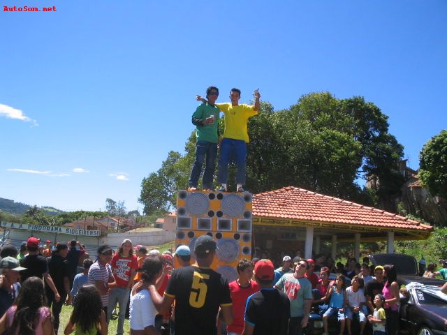 Galera_fazendo_a_festa...