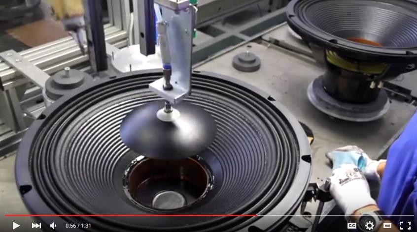 Linha de produção de falantes italianos 18Sound