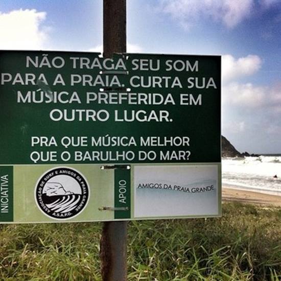 Placa na Praia Grande/SP alerta sobre som alto na areia