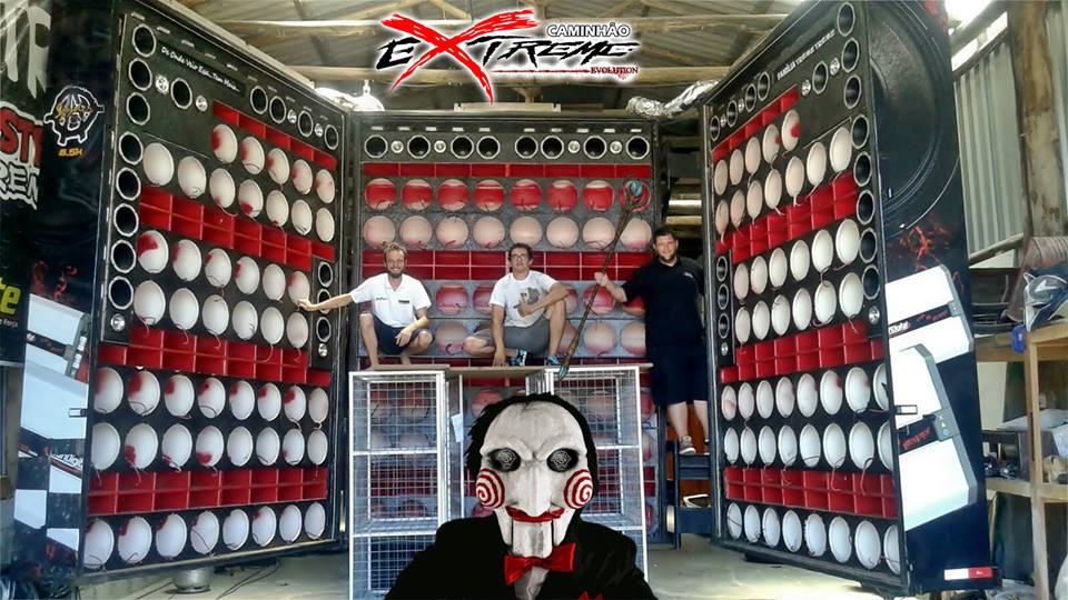Trocando 152 subwoofers no Caminhão Extreme de Santa Catarina