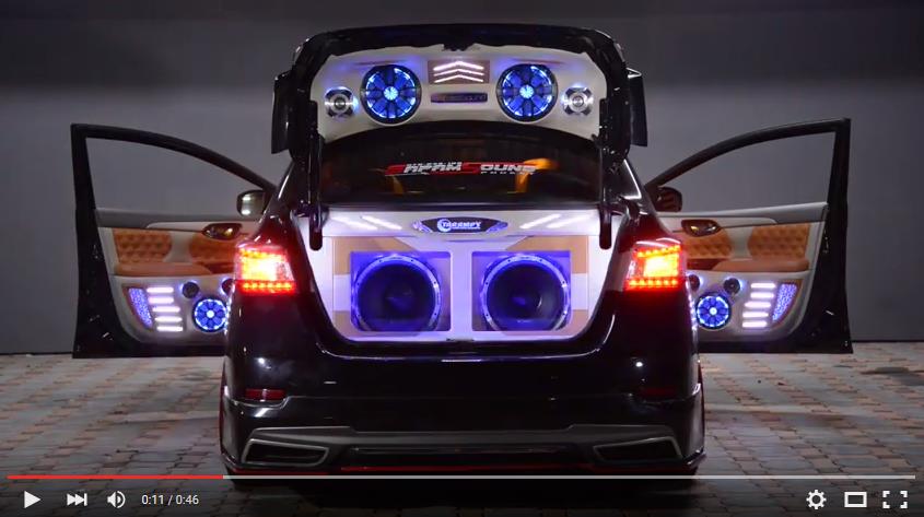 Show de LEDs sequenciais em um Nissan tailandês